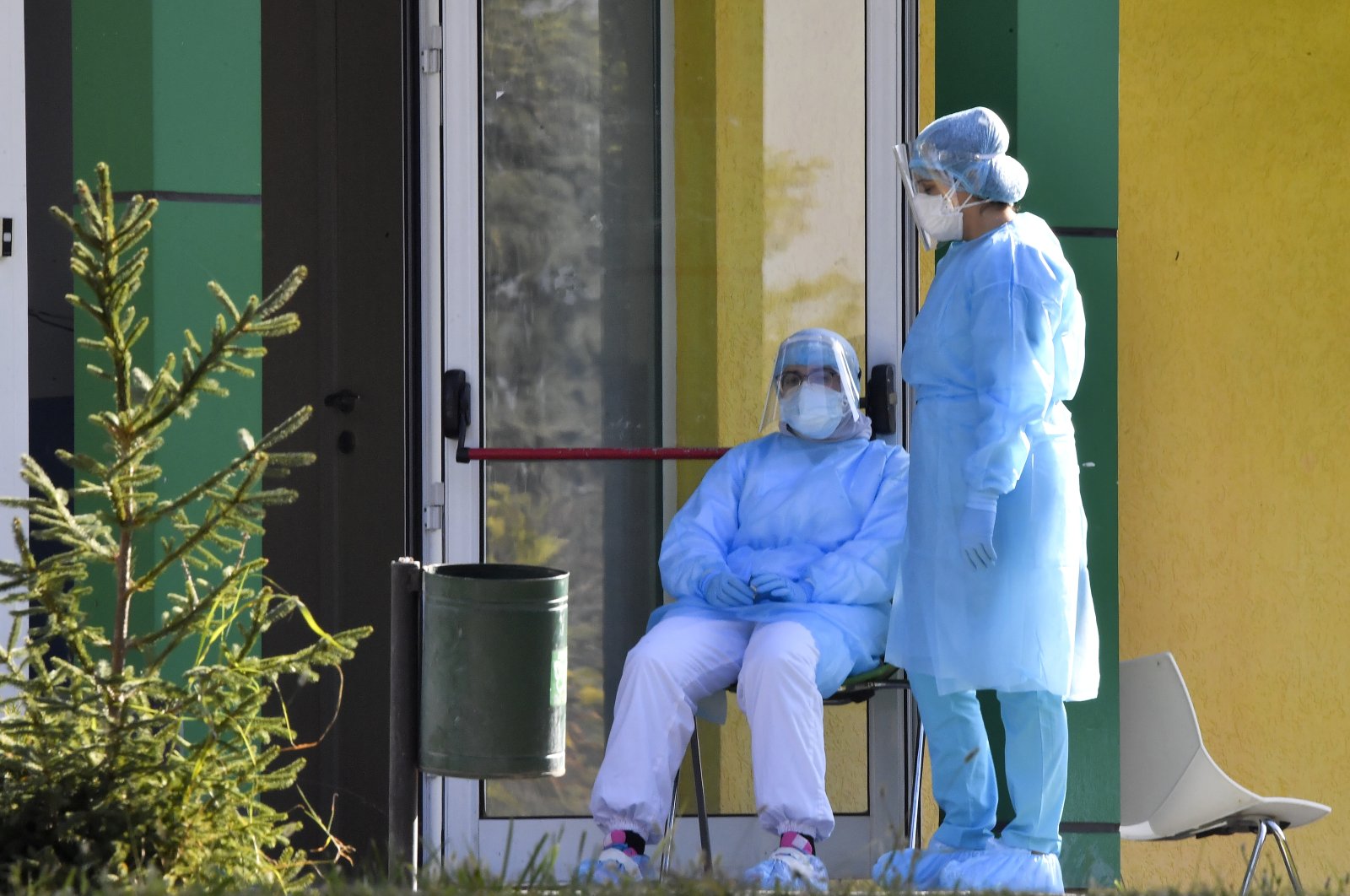 Medical staff wearing personal protective equipment (PPE), take a rest outside of the children hospital Kozle in Skopje, Republic of North Macedonia, 19 November 2020. (EPA Photo)