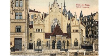 A postcard featuring Maisel Synagogue in Prague, the Czech Republic, from "Jamim Mikedem." (Courtesy of Schneidertempel Art Center)