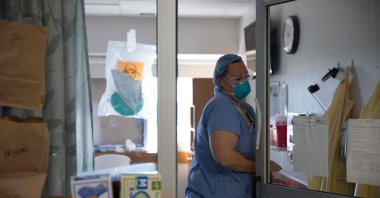 A healthcare professional exits a COVID-19 patient's room in the ICU at Van Wert County Hospital in Van Wert, Ohio, Nov. 20, 2020. (AFP Photo)