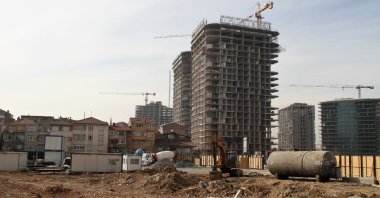 A view of a new building rising next to old buildings in the Fikirtepe neighborhood of Kadıköy in Istanbul, Turkey, March 25, 2017. (PHOTO BY FURKAN KARA)