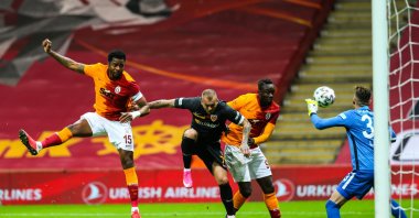 Galatasaray's Mbaye Diagne (C-R) in challenge with Kayserispor goalie Silviu Lung during the match at the Lions' home pitch Turk Telekom Stadium in Istanbul, Nov. 23, 2020 (AA Photo)