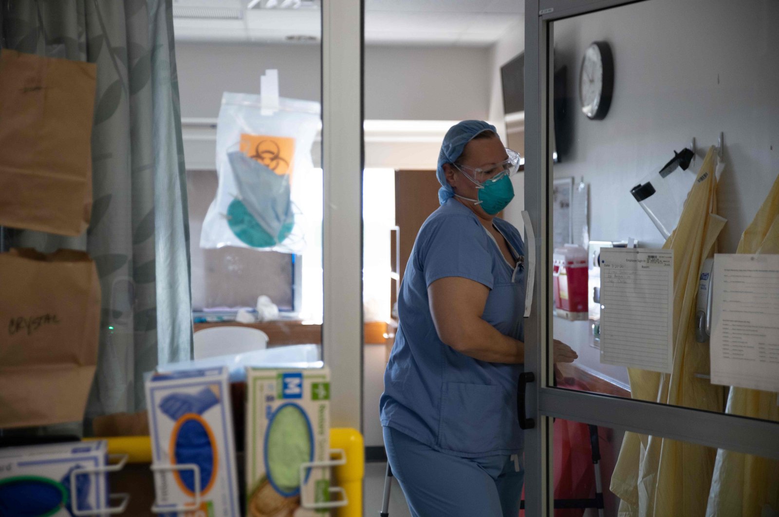 A healthcare professional exits a COVID-19 patient's room in the ICU at Van Wert County Hospital in Van Wert, Ohio, Nov. 20, 2020. (AFP Photo)