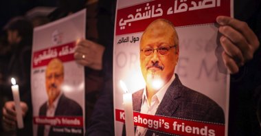 People hold posters of Saudi journalist Jamal Khashoggi and light candles during a gathering outside Saudi Arabia's Consulate in Istanbul, Turkey, Oct. 25, 2018. (AFP Photo)