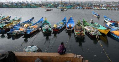 A fisherman anchors his boat as cyclone Nivar approaches the eastern Indian coast, at Kasimedu fishing harbor in Chennai on Nov. 24, 2020. (AFP Photo)