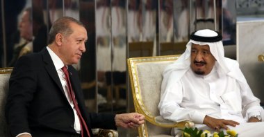 President Recep Tayyip Erdoğan and Saudi Arabia's King Salman bin Abdulaziz Al Saud talk during an official meeting in Jeddah, Saudi Arabia, July 23, 2017. (AFP Photo)