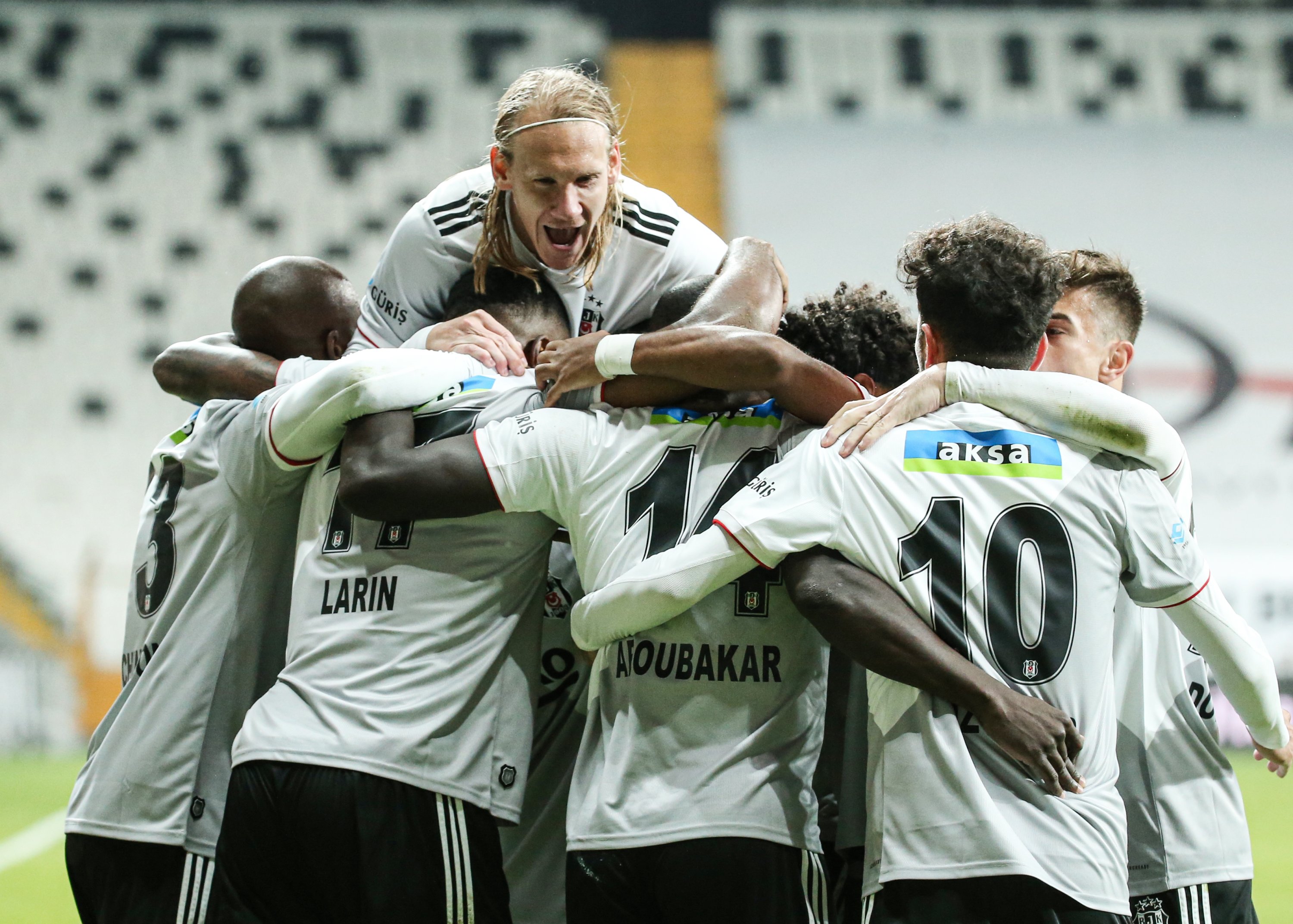 Beşiktaş comes from behind to win derby - Turkish News