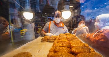 Many nights out and nights in for Turks end with a few (or more) "ıslak hamburger." (Shutterstock Photo)