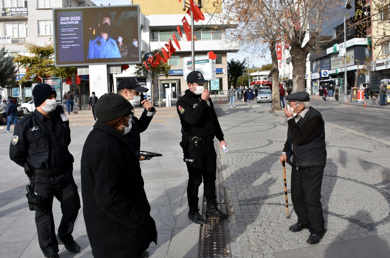 Police speak with a senior citizen during awareness efforts against the coronavirus in the central province of Aksaray on Nov. 26, 2020. (AA Photo)