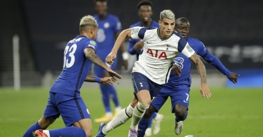Tottenham's Erik Lamela (C) takes the ball as Chelsea's Emerson Palmieri (L) and N'Golo Kante follow during an English League Cup match, in London, England, Sept. 29, 2020. (AP Photo)