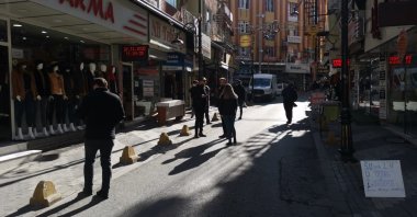 People pour into the street after an earthquake in the town of Pütürge, in Malatya, eastern Turkey, Nov. 27, 2020. (AA Photo)