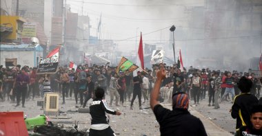 Anti-government protesters clash with supporters of Iraqi Shi'ite cleric Moqtada al-Sadr in Nassiriya, Iraq Nov. 27, 2020. (REUTERS)