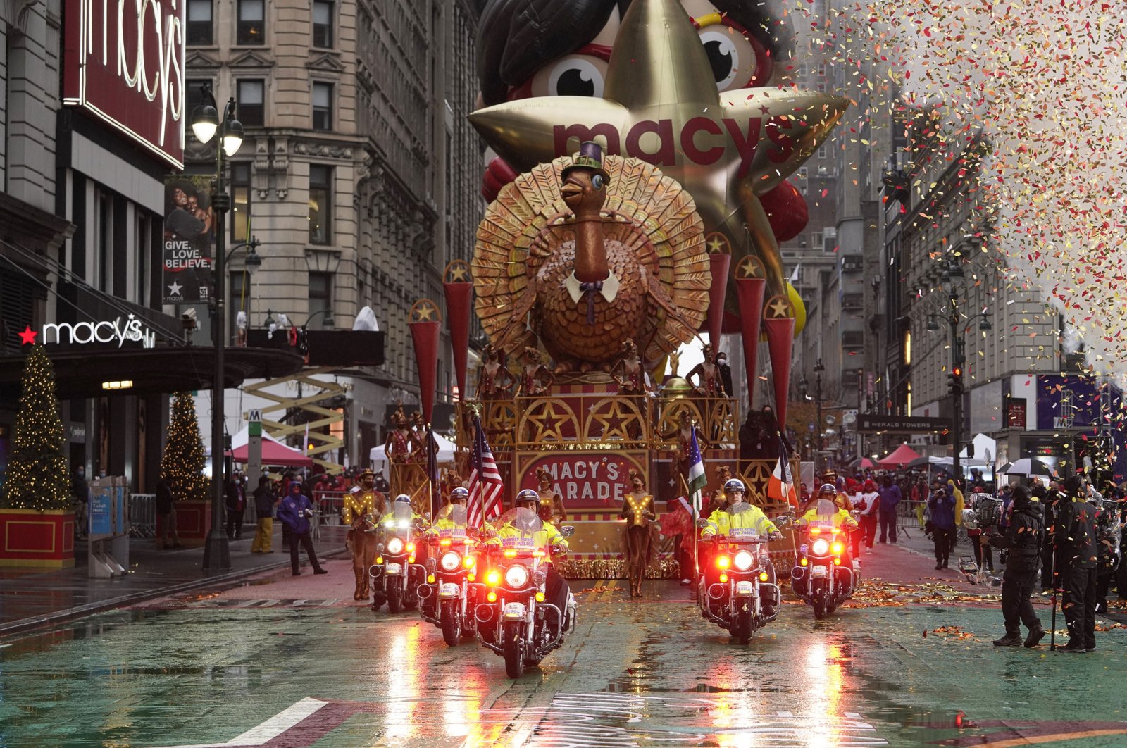 Thanksgiving Day Parade takes flight amid pandemic | Daily Sabah