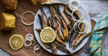 Turkish anchovies are usually eaten with a simple garnish or with corn bread. (Shutterstock Photo)
