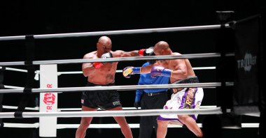 Mike Tyson (L) fights Roy Jones, Jr. during a heavyweight exhibition boxing bout for the WBC Frontline Belt, in Los Angeles, California, U.S., Nov. 28, 2020. (Reuters Photo)