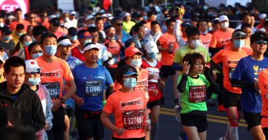 Runners take part in the Shanghai International Marathon in Shanghai, China, Nov. 29, 2020. (AFP Photo)