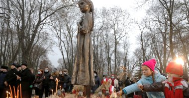 People visit a monument to Holodomor victims during a commemoration ceremony marking the 87th anniversary of the famine of 1932 and 1933, Kyiv, Ukraine, Nov. 28, 2020. (Reuters Photo)