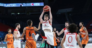 Players of the Turkish and Dutch team during FIBA 2022 Men's EuroBasket 2022 Qualifiers of group D with Metecan Birsen at the ball, Nov. 29, 2020 (AA Photo) 