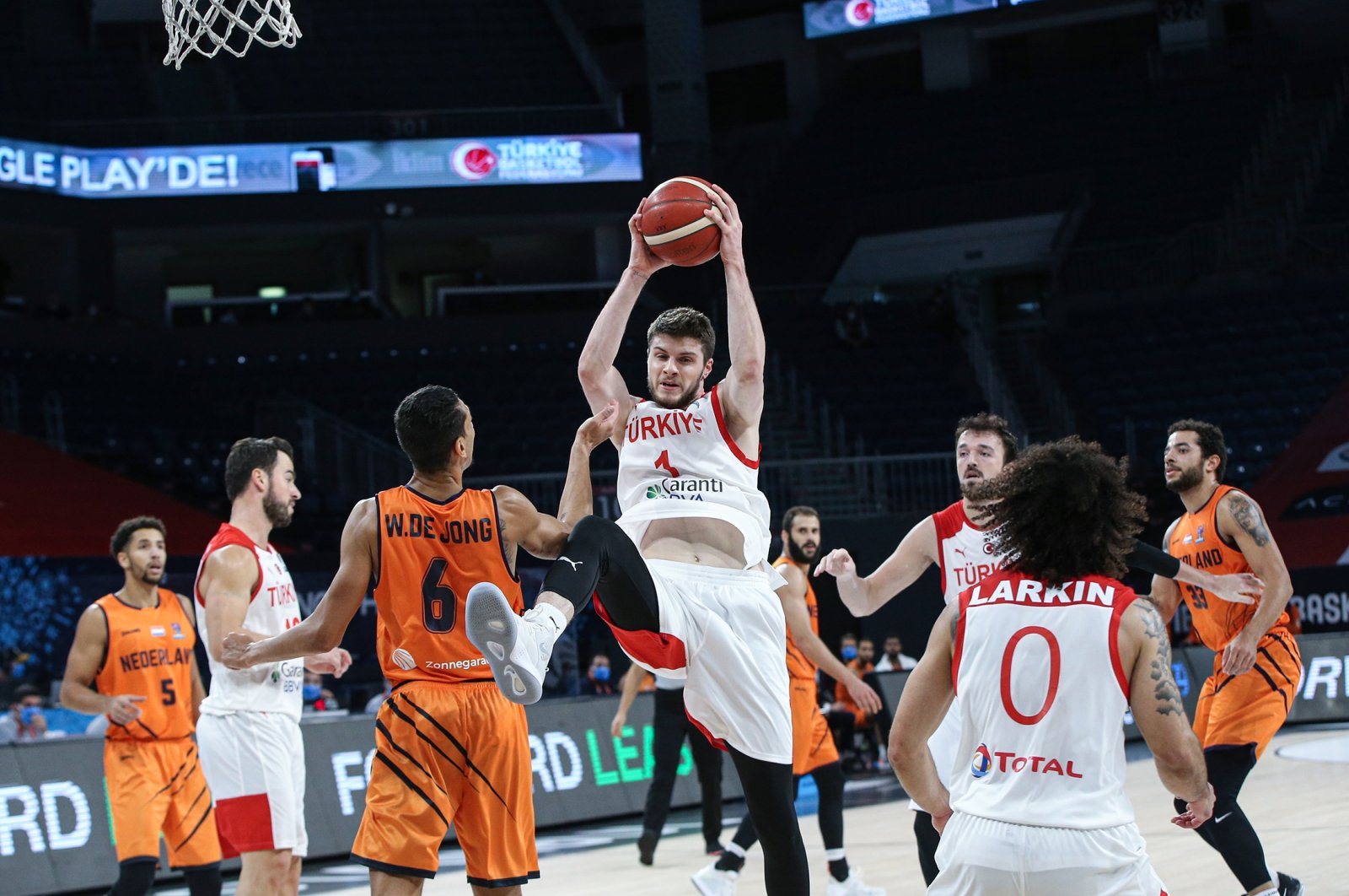 Players of the Turkish and Dutch team during FIBA 2022 Men's EuroBasket 2022 Qualifiers of group D with Metecan Birsen at the ball, Nov. 29, 2020 (AA Photo) 