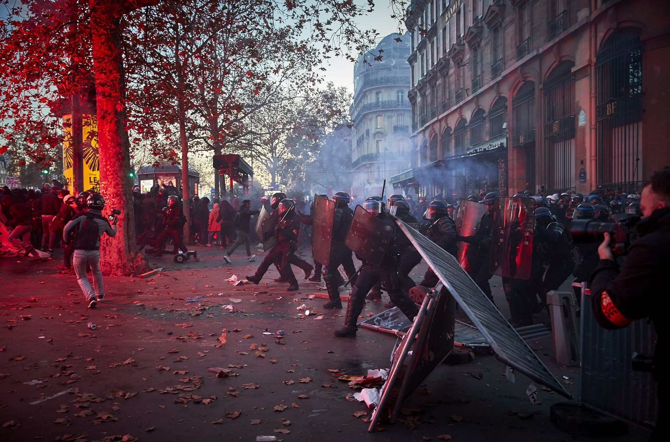 paris tourist riots