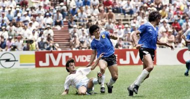 England's Hodge tackles Maradona during the famous 1986 World Cup match at Mexico City's Estadio Azteca on June 22, 1986 (AFP Photo)