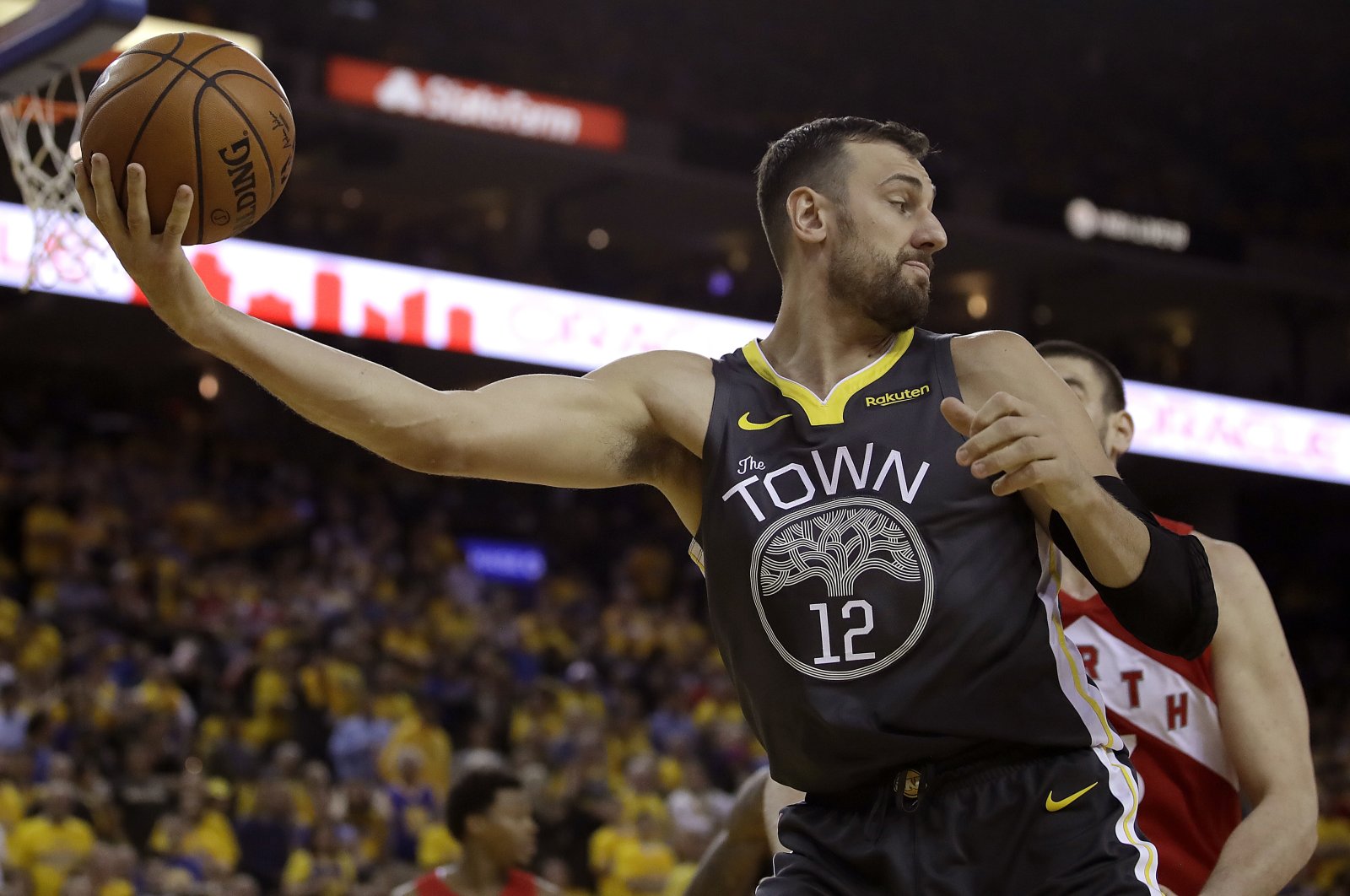 Golden State Warriors center Andrew Bogut plays against the Toronto Raptors during a game in Oakland, California, U.S., June 7, 2019. (AP PHOTO)
