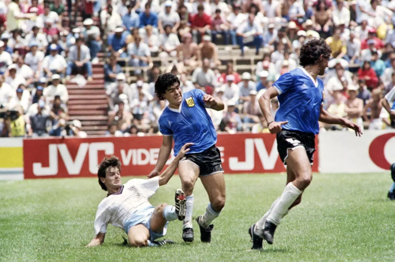 England's Hodge tackles Maradona during the famous 1986 World Cup match at Mexico City's Estadio Azteca on June 22, 1986 (AFP Photo)