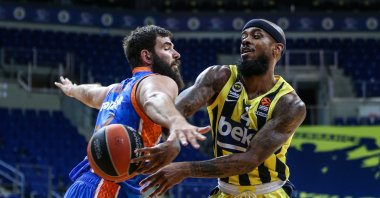 Valencia's Bojan Dubljevic (L) defending against Fenerbahçe's Lorenzo Brown during a game in Istanbul, Turkey, Nov. 27, 2020. (AA Photo)