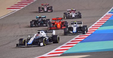 George Russell (front) leads his co-driver Nicholas Latifi (R) in a race in Sakhir, Bahrain, Nov. 29, 2020. (AFP PHOTO) 