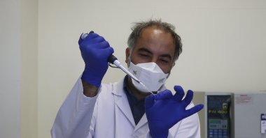 Professor Urartu Özgür Şafak Şeker shows a diagnosis kit at a laboratory, in the capital Ankara, Turkey, Nov. 29, 2020. (DHA Photo)