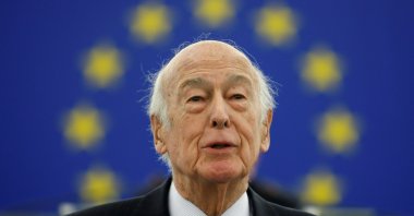 Former French President Valery Giscard d'Estaing addresses the European Parliament during a ceremony to celebrate the 10th anniversary of the European Common Currency in Strasbourg, France January 13, 2009. (Reuters Photo)