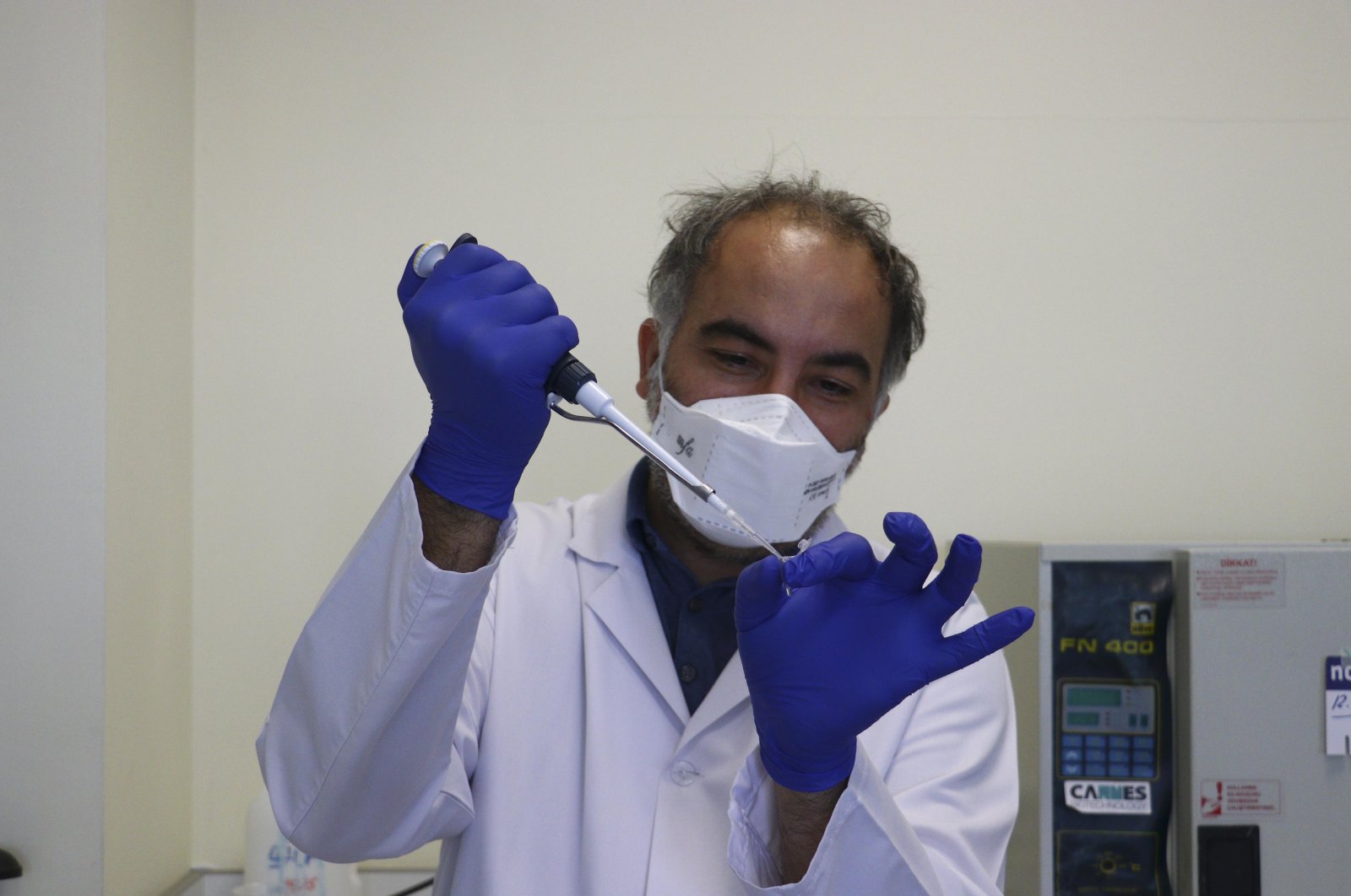 Professor Urartu Özgür Şafak Şeker shows a diagnosis kit at a laboratory, in the capital Ankara, Turkey, Nov. 29, 2020. (DHA Photo)