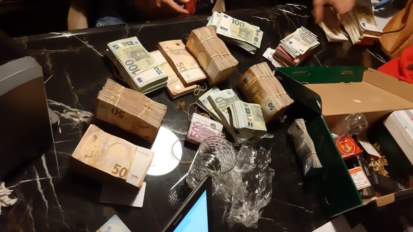 Police seize a large amount of cash in various currencies during the operation, Izmir, Turkey, Dec. 3, 2020. (IHA Photo)
