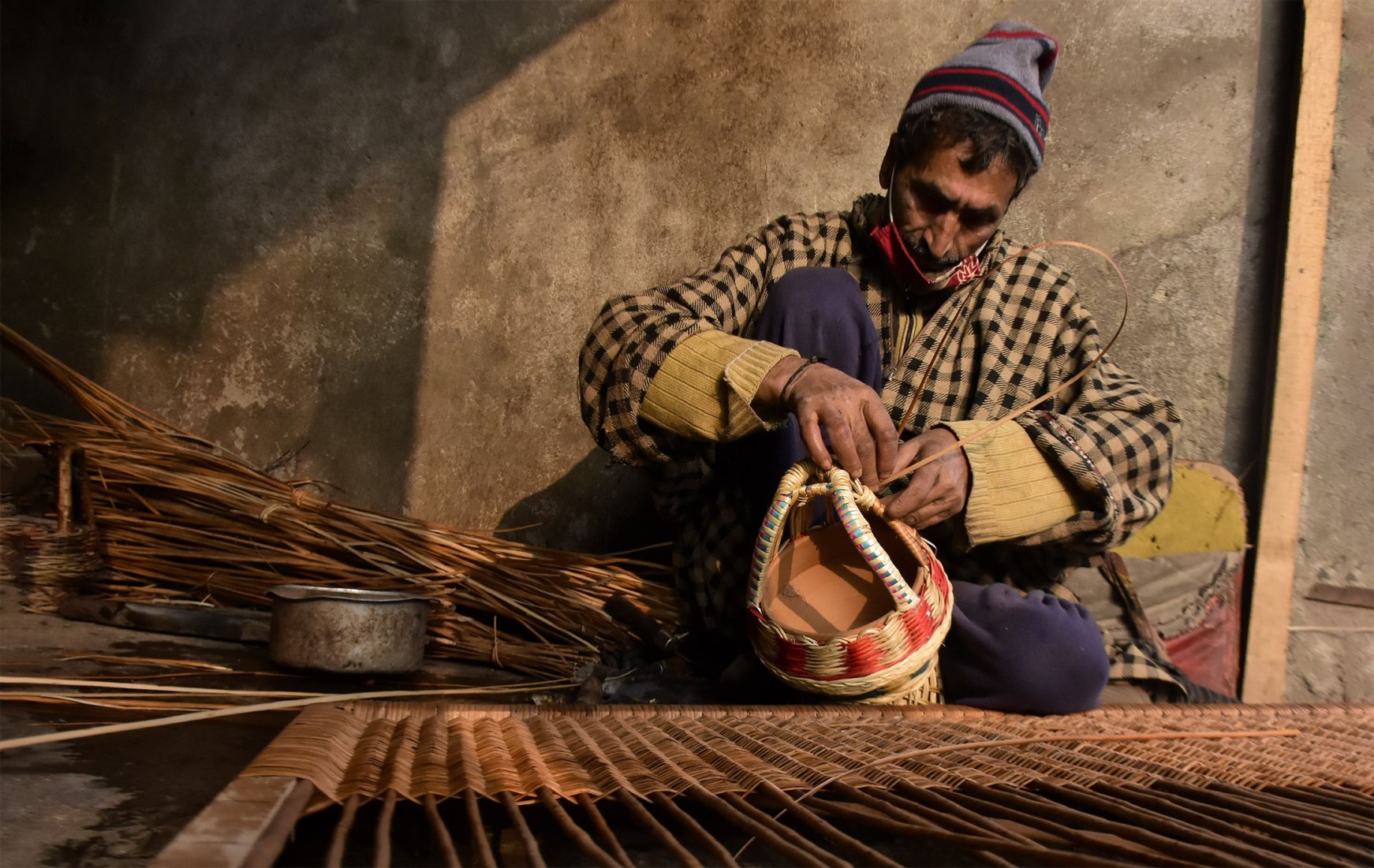 Kangri Making of the traditional firepot in Kashmir Daily Sabah