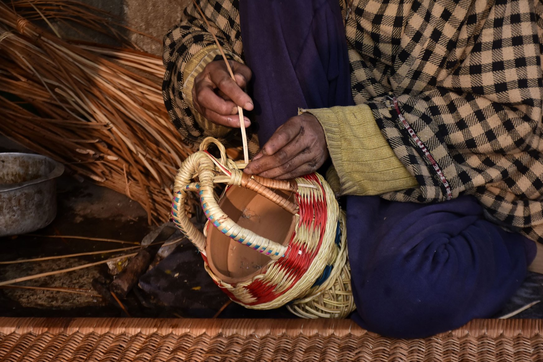 Kangri Making of the traditional firepot in Kashmir Daily Sabah