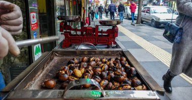 A chestnut stall with Tunalı Hilmi Street in the background. (Photo by Argun Konuk)