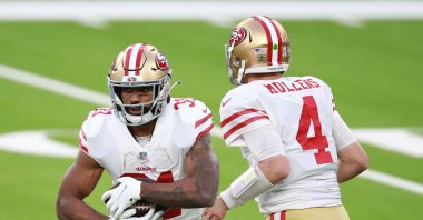 Nick Mullens of the San Francisco 49ers hands off to teammate Raheem Mostert during a game against the Los Angeles Rams, in Los Angeles, California, U.S., Nov. 29, 2020. (AFP Photo)