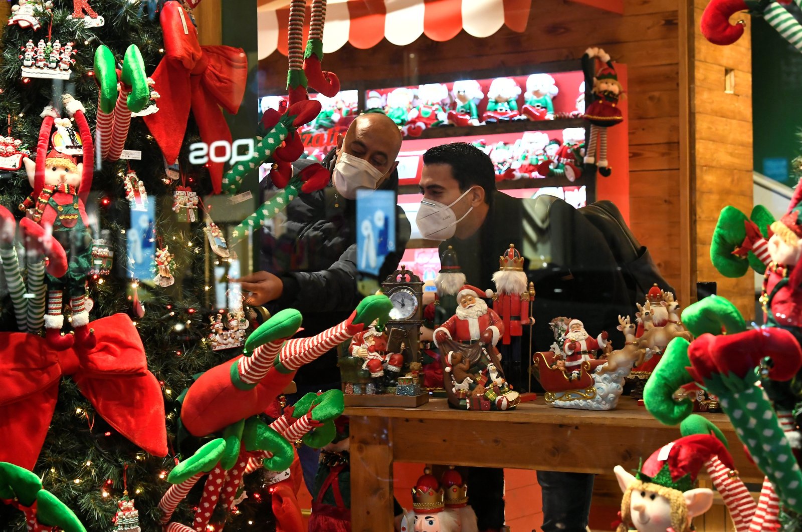 People go shopping after nonessential shops reopen ahead of Christmas, in Milan, Italy, Dec. 1, 2020. (REUTERS Photo)