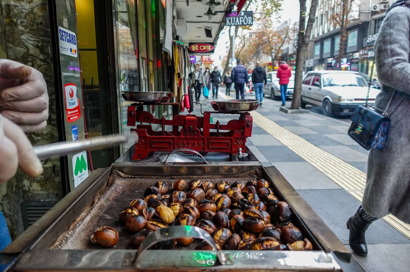A chestnut stall with Tunalı Hilmi Street in the background. (Photo by Argun Konuk)