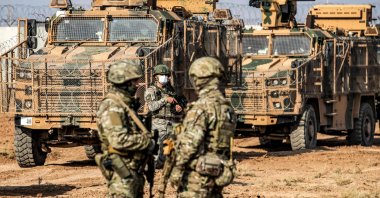 A Turkish soldier (C) looks on as he stands near Russian soldiers during a joint military patrol, near Darbasiyah along the border with Turkey in Syria's northeastern Hasakah province, Nov. 30, 2020. (AFP Photo)