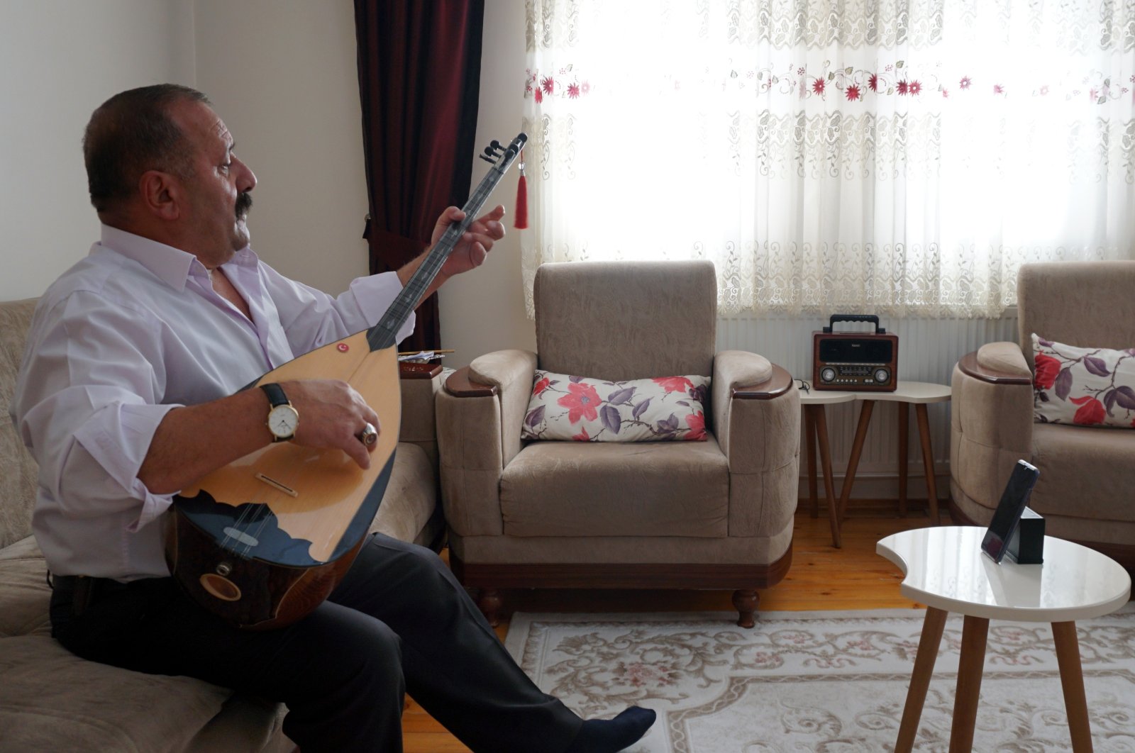Ali Sırrı Çoban indulges in an online call-and-response duet at home in Bayburt, northeastern Turkey, Dec.4, 2020. (AA Photo)