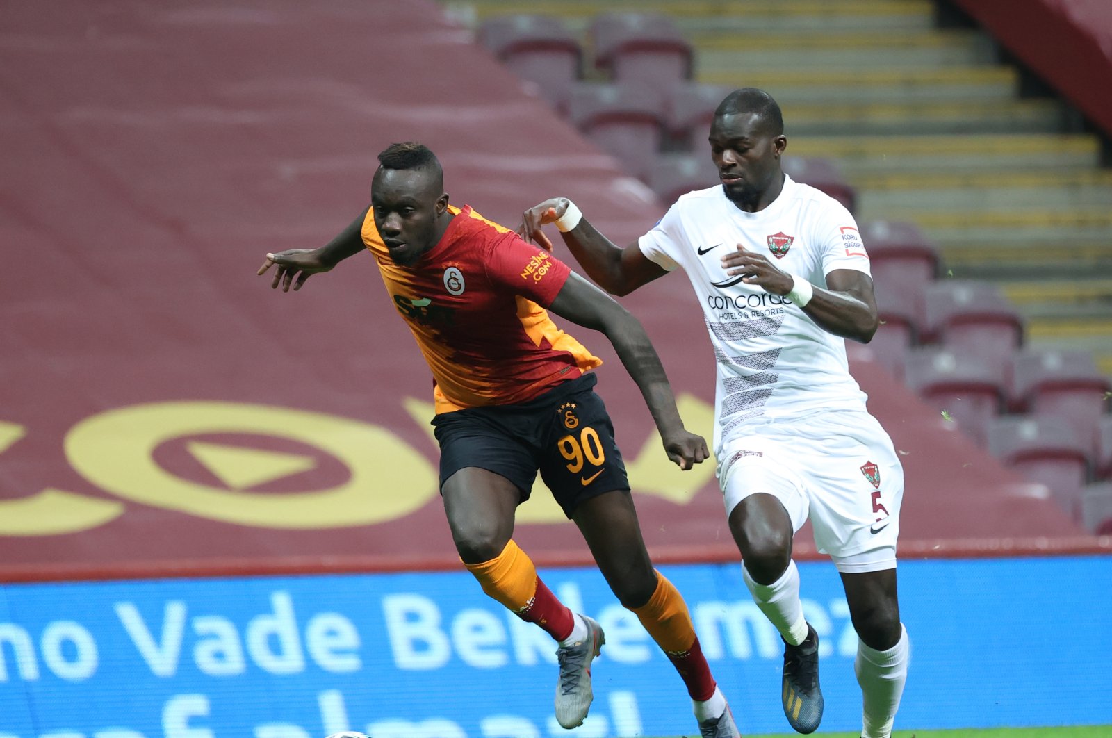 Mbaye Diagne (L) in action against Hatayspor's Isaac Sackey, in Istanbul, Turkey, Dec. 5, 2020. (AA PHOTO) 