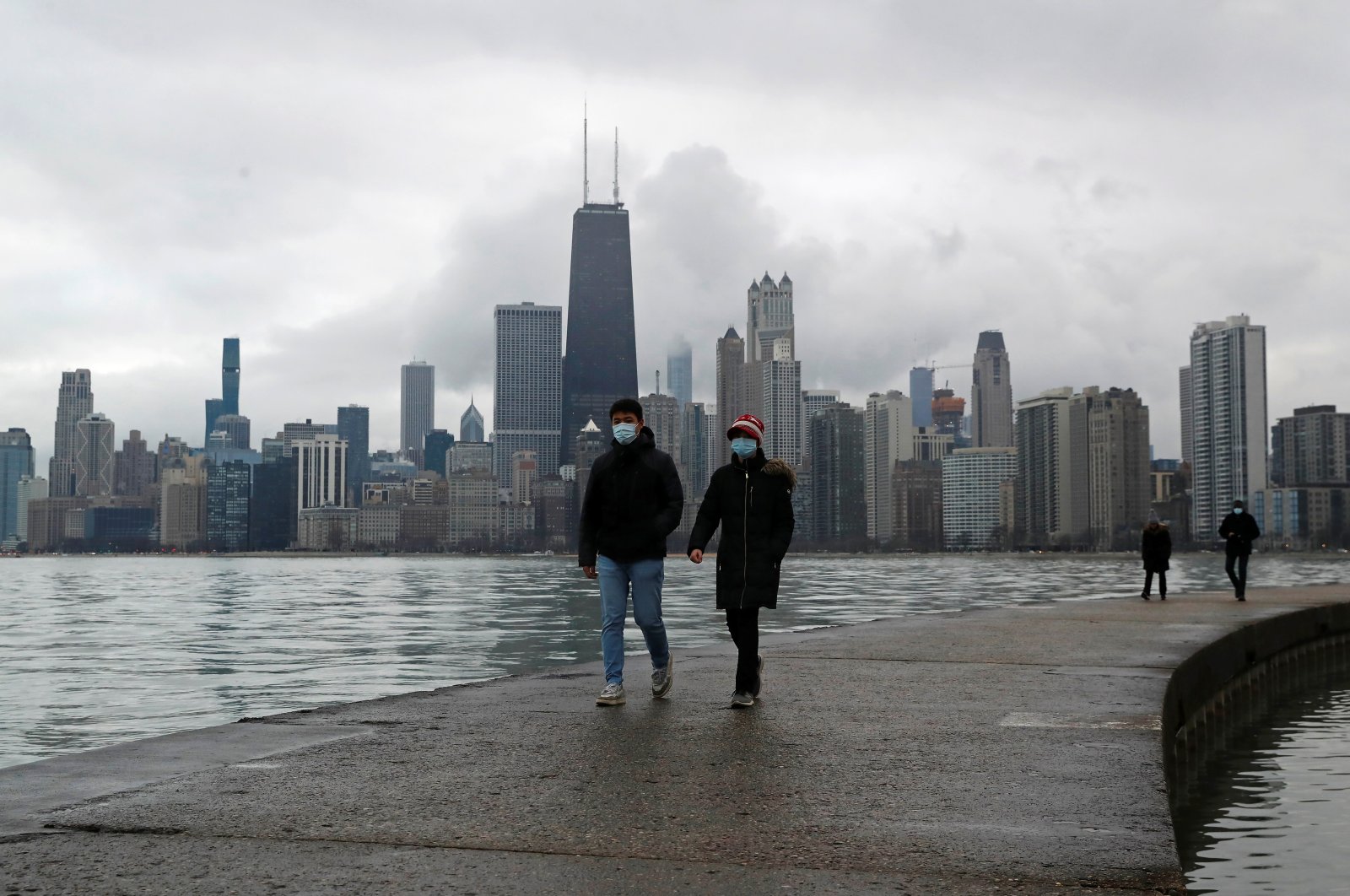 People wearing protective masks walk along the shores of Lake Michigan in Chicago, Illinois, U.S., Dec. 6, 2020. (Reuters Photo)