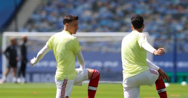 Mesut Özil (L) warms up before a match, in Brighton, Britain, June 20, 2020. (REUTERS PHOTO)