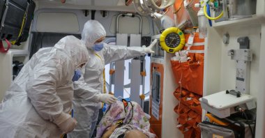 The ambulance crew checks a patient inside the ambulance, in Istanbul, Turkey, Dec. 4, 2020. (PHOTO BY UĞUR YILDIRIM) 