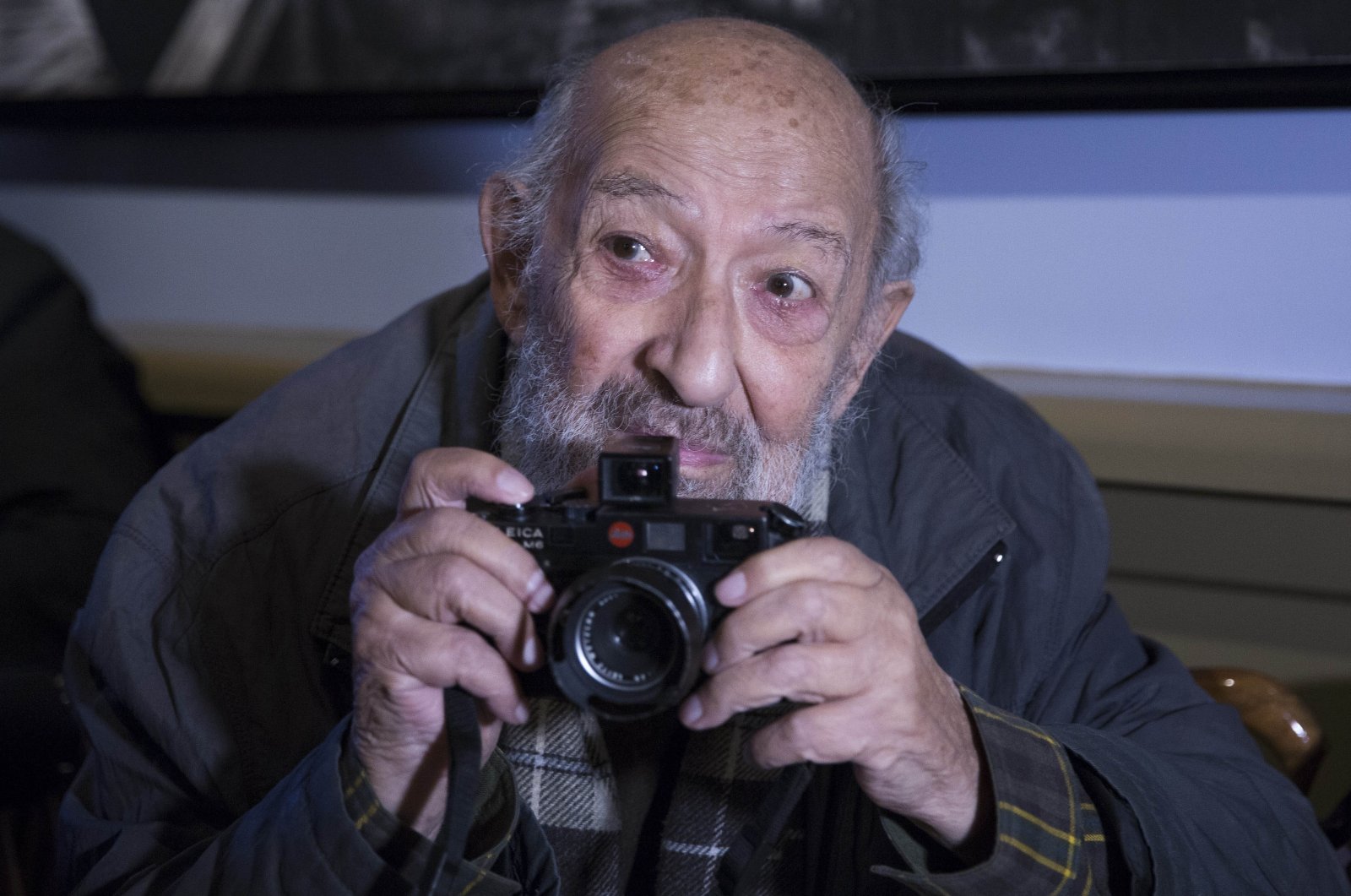Ara Güler is seen with his camera in this photo in Istanbul, Turkey, Oct. 30, 2015. (AA PHOTO)