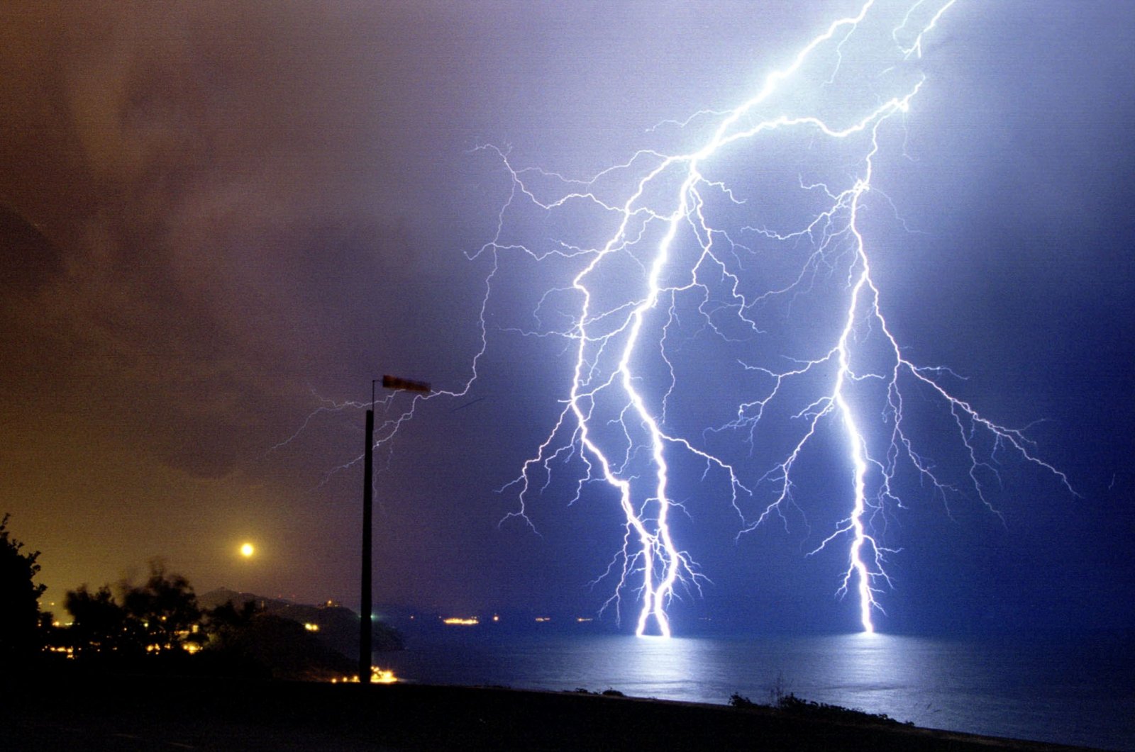 Bolts of lightning streak across the sky and into the waters of the Bay of Biscay in the northern Spanish resort of San Sebastian, Spain, June 25, 1999. (REUTERS File Photo)