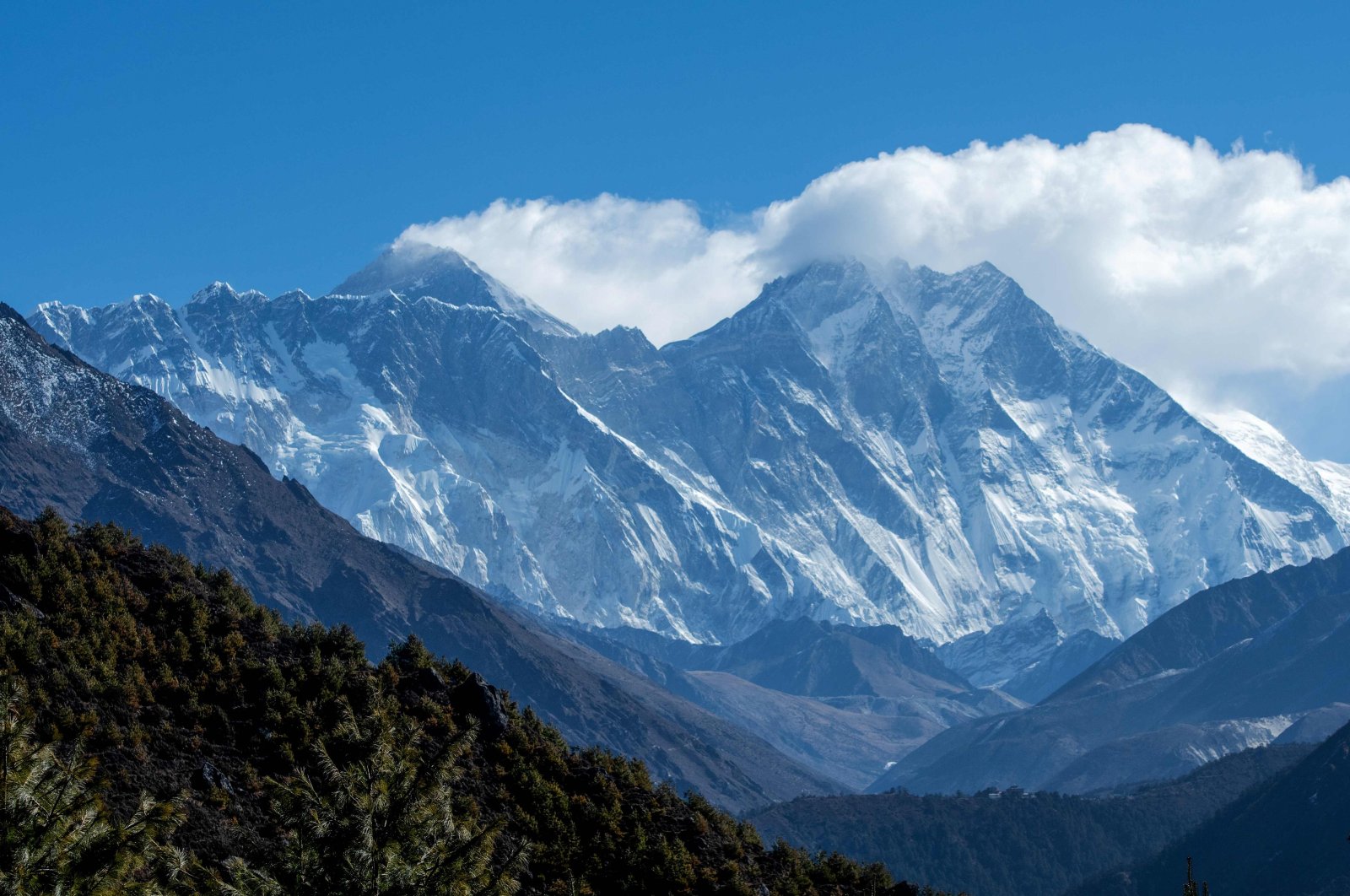 The Himalayan Mount Everest (C-L) and other mountain ranges are pictured from Namche Bazar in the Everest region, some 140 kilometers northeast of Kathmandu, March 26, 2020. (AFP Photo)