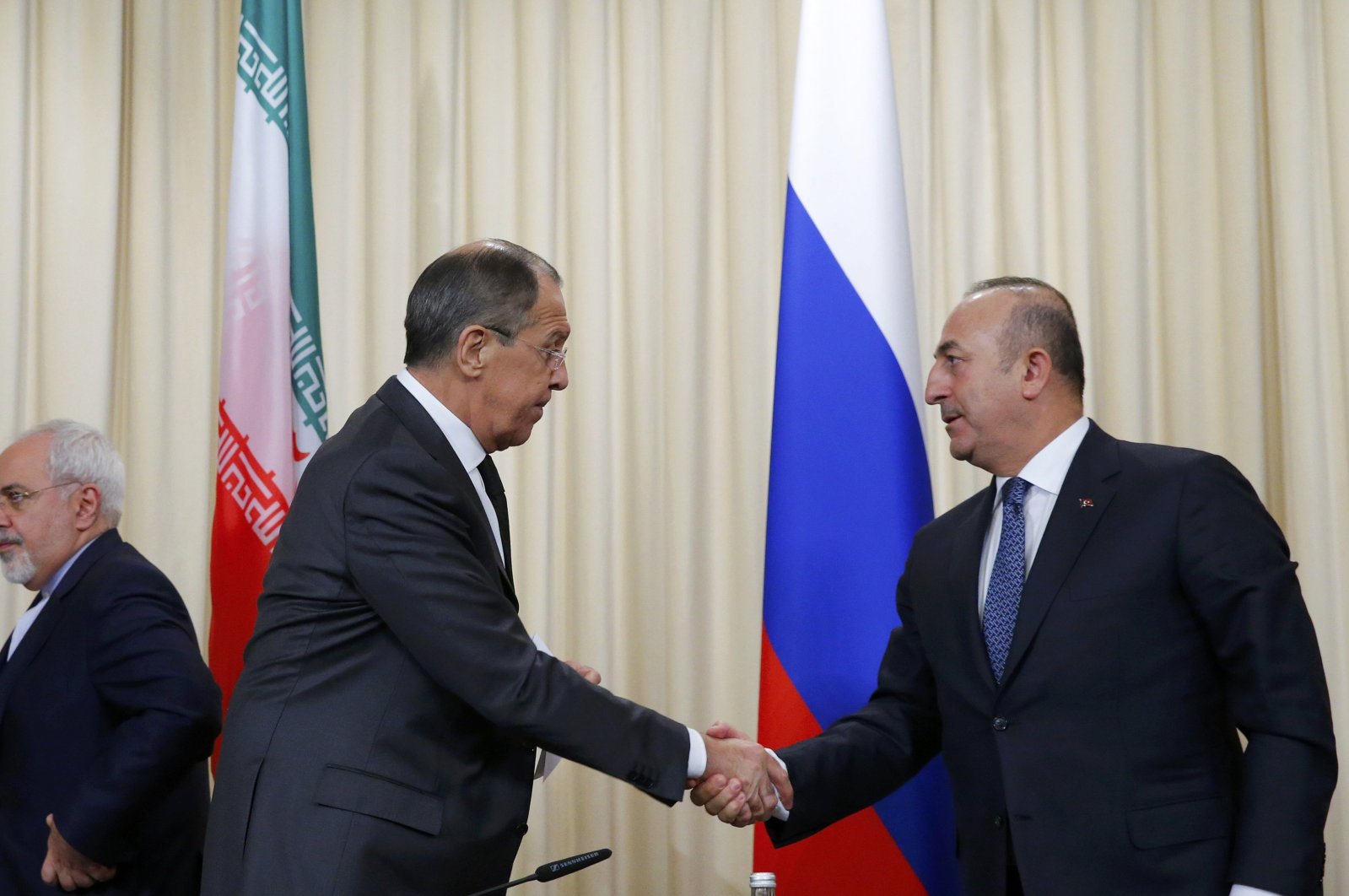 Russian Foreign Ministers Sergei Lavrov (C) and Turkish Foreign Minister Mevlüt Çavuşoğlu (R) shake hands after a news conference in Moscow, Russia, Dec. 20, 2016. (REUTERS Photo)