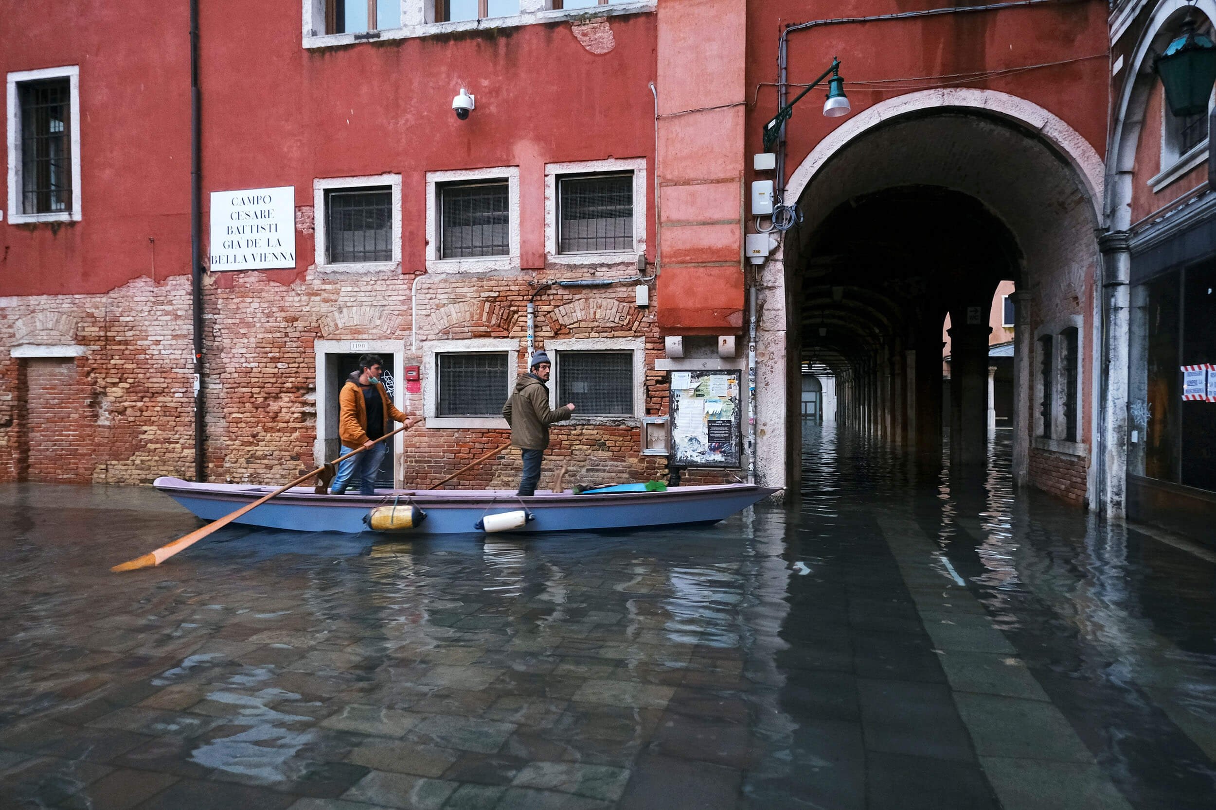 Почему венеция на воде. Площадь Сан Марко в Венеции затопило. Венеция 2020 потоп. Венеция наводнение 2020. Обмелевшая Венеция.