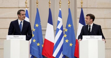 French President Emmanuel Macron (R) and Greek Prime Minister Kyriakos Mitsotakis attend a joint news conference at the Elysee Palace in Paris, France, Jan. 29, 2020. (AP Photo)